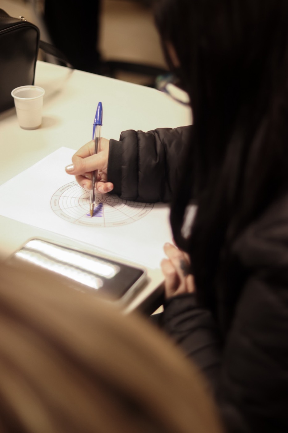 Participante preenchendo o exercício no papel